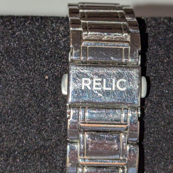 Relic (by Fossil) day, date, time. Very pretty and sparkly watch (Needs battery) - Picture 4 of 4